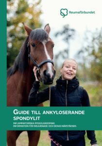 Pärmbilden till Guide till ankyloserande spondylit. En ung kvinna står ute brevid en häst.