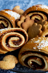 Korvapuusteja ja pipareita.