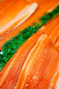 Lohifileitä persiljapedillä.