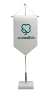 Reumaliiton logolla varustettu viiri.