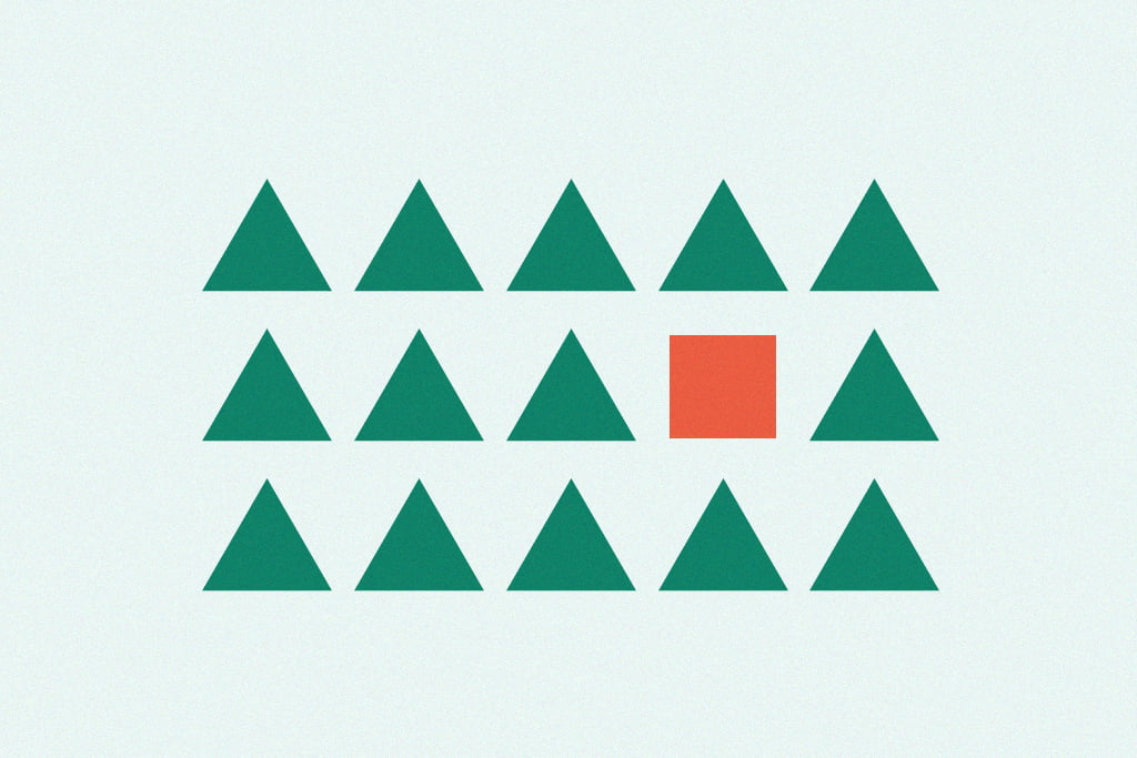 Vihreitä kolmioita, joiden joukossa on yksi oranssi neliö.