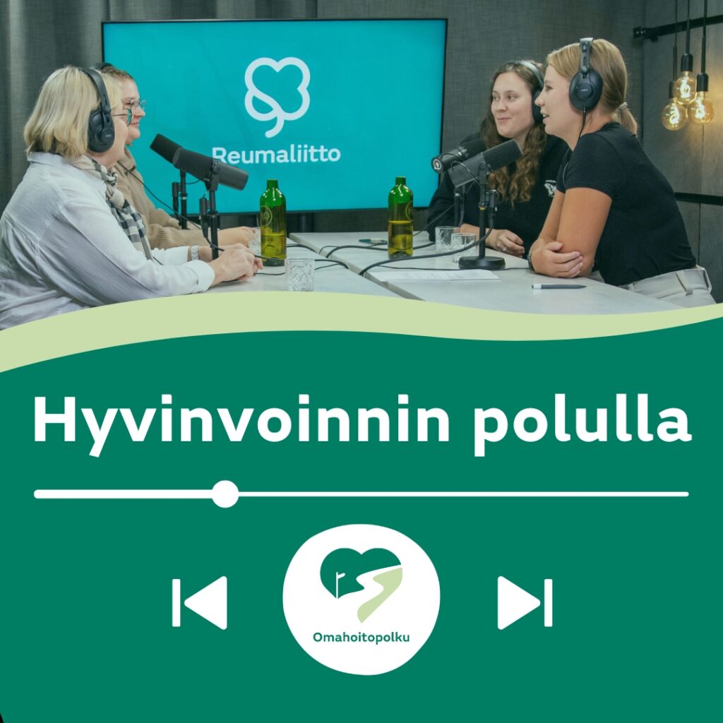 Neljä ihmistä juttelee pöydän ääressä kuulokkeet päässä podcast-studiolla. 