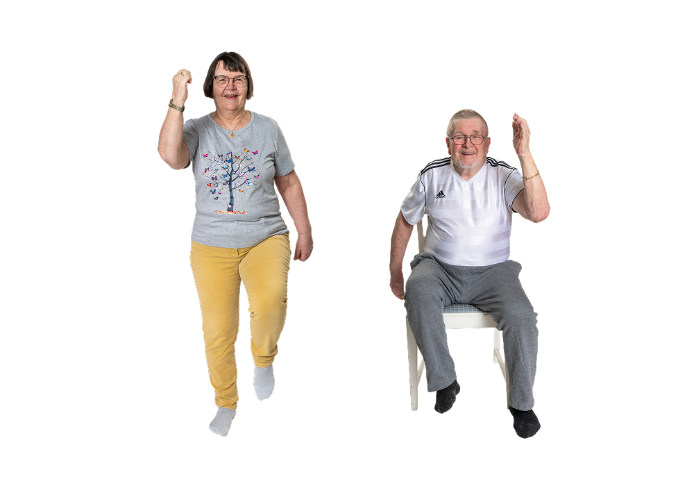 Kuvassa kaksi henkilöä tekemässä polvennostoja. Toinen tekee liikkeen seisten ja toinen istuen tuolilla.