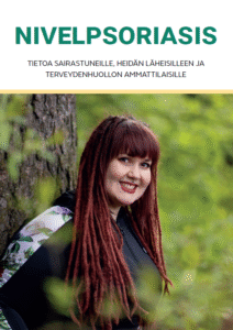 Nivelpsoriasis-oppaan kannessa hymyilevä nuori nainen.